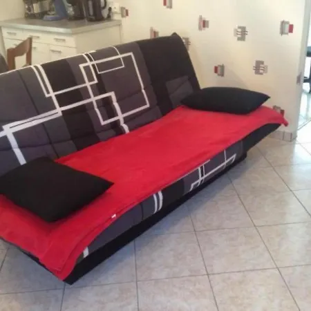 A Etain, Inclus, Proche Verdun Avec Terrasse Et Parking - Fr-1-585-3 *